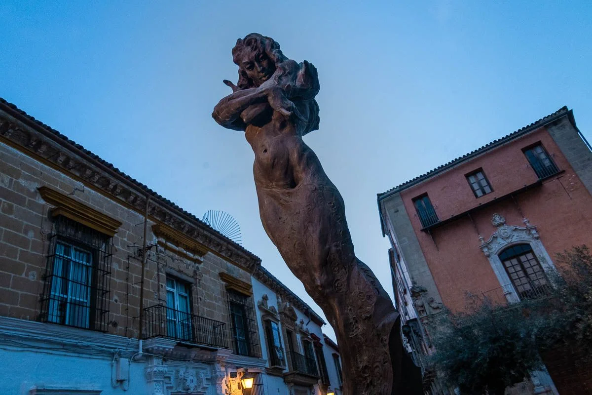 Monumento a Lola Flores en el centro de Jerez